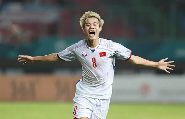 Cầu thủ bóng đá đội tuyển quốc gia Anh phản ứng sau một lỗi ngớ ngẩn trong trận đấu.