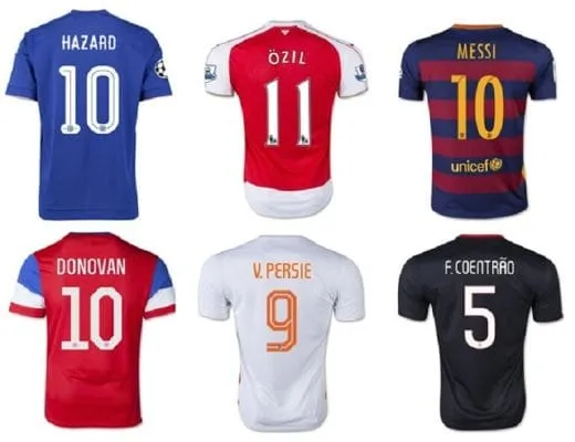 Cầu thủ bóng đá chuyên nghiệp mặc áo trong giúp điều hòa thân nhiệt.