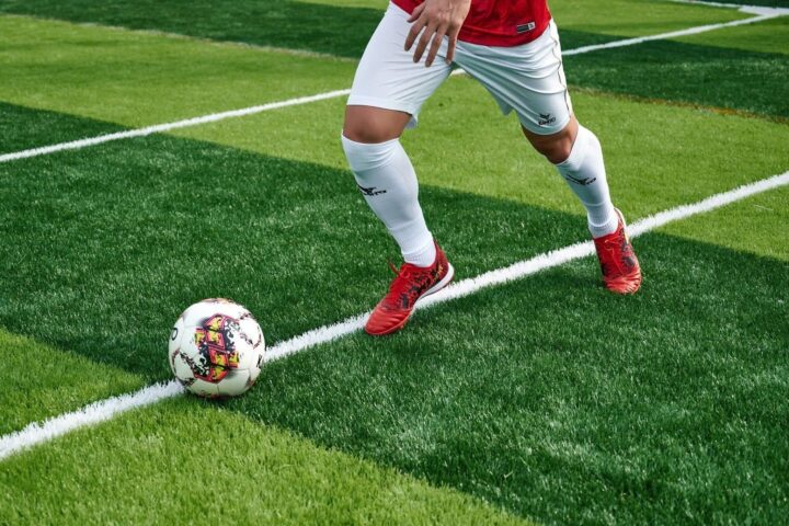 Mơ Thấy Mình Đá Bóng Là Điềm Gì? Giải Mã Ý Nghĩa Sâu Sắc