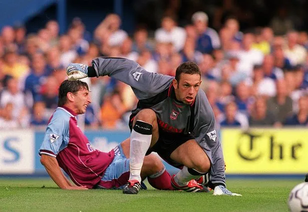 Các cầu thủ đang nỗ lực tranh chấp bóng trên sân cỏ