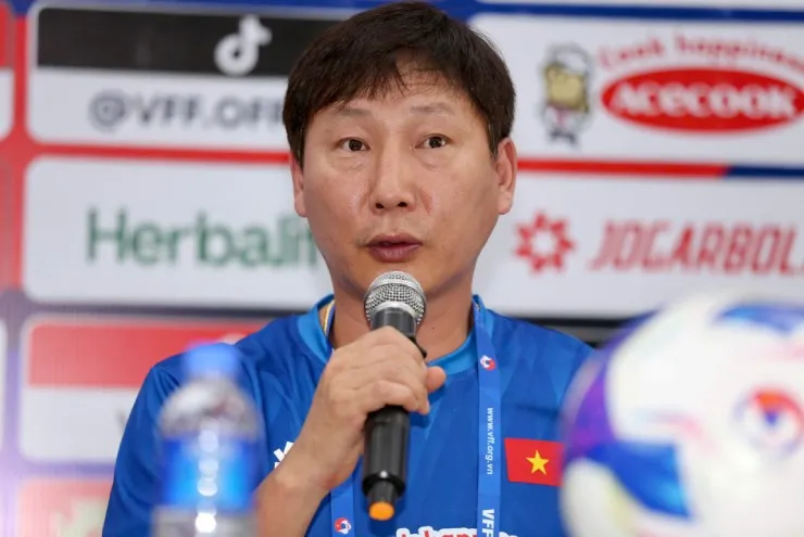 Chân Dung HLV Kim Sang Sik Thể Hiện Sự Tập Trung Trong Bóng Đá