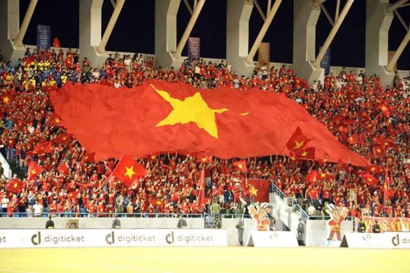 Người hâm mộ (NHM) bóng đá cuồng nhiệt trên khán đài