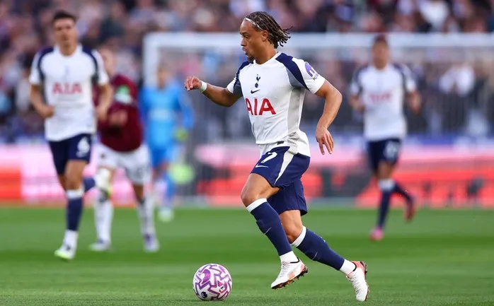 Cầu Thủ Tottenham Ăn Mừng Bàn Thắng Từ Kỹ Thuật Đánh Đầu Ghi Bàn Trong Vòng Cấm