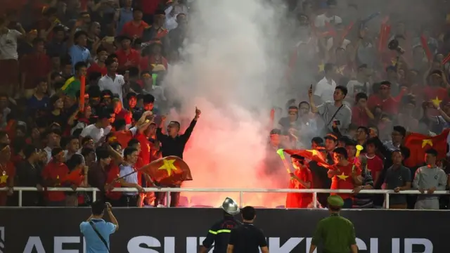 Fan Bóng Đá Thích Gì: Khám Phá Tâm Lý & Nhu Cầu Cổ Động Viên Việt Nam