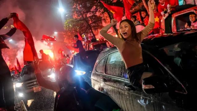 Đi Bão Bóng Đá Tiếng Anh Là Gì: Giải Mã Văn Hóa Ăn Mừng Của Người Việt Đi Bão Bóng Đá Tiếng Anh Là Gì: Giải Mã Văn Hóa Ăn Mừng Của Người Việt