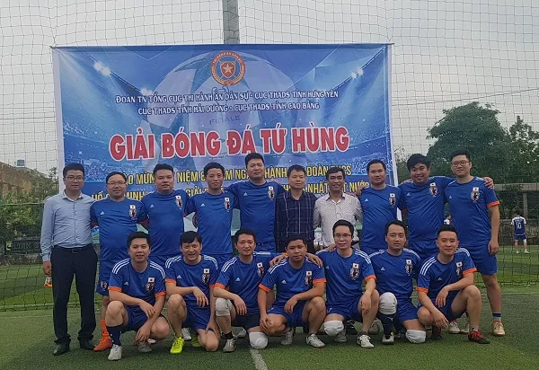 Ban tổ chức trao giải cho các đội bóng xuất sắc tại Cúp Tứ Hùng, ghi nhận nỗ lực