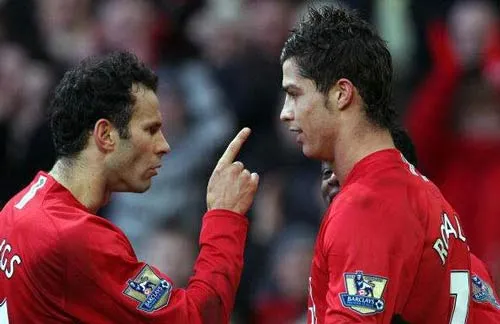 Ryan Giggs và Cristiano Ronaldo trong màu áo Manchester United, hình ảnh tượng trưng cho sự chuyển giao và phát triển tài năng trẻ dưới sự dìu dắt của đàn anh.