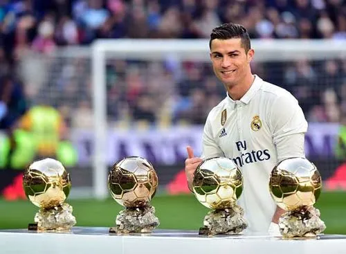 Cristiano Ronaldo ăn mừng sau khi giành Quả bóng Vàng, biểu tượng cho thành công cá nhân và tầm vóc vĩ đại trong lịch sử bóng đá thế giới.