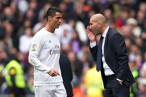 Zinedine Zidane và Cristiano Ronaldo tại Real Madrid, minh chứng cho sự ăn ý chiến thuật giữa huyền thoại huấn luyện viên và siêu sao tấn công.