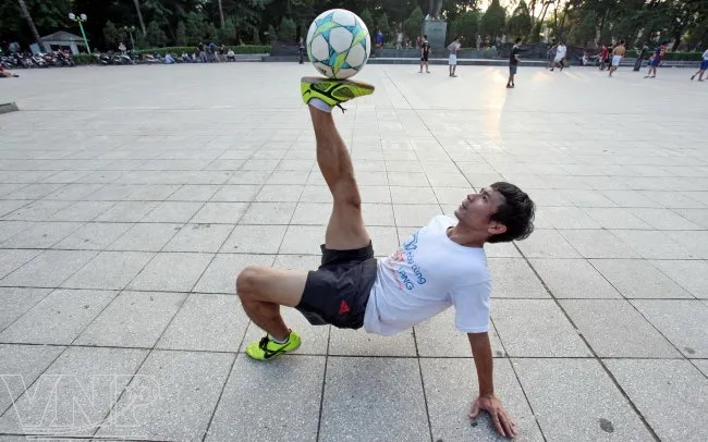 Giữ bóng nằm yên trên lòng bàn chân