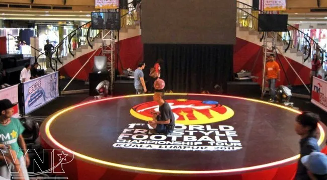 Một thành viên của đội ATW trình diễn nghệ thuật tâng bóng tại Giải World Freestyle Football Championship 2011