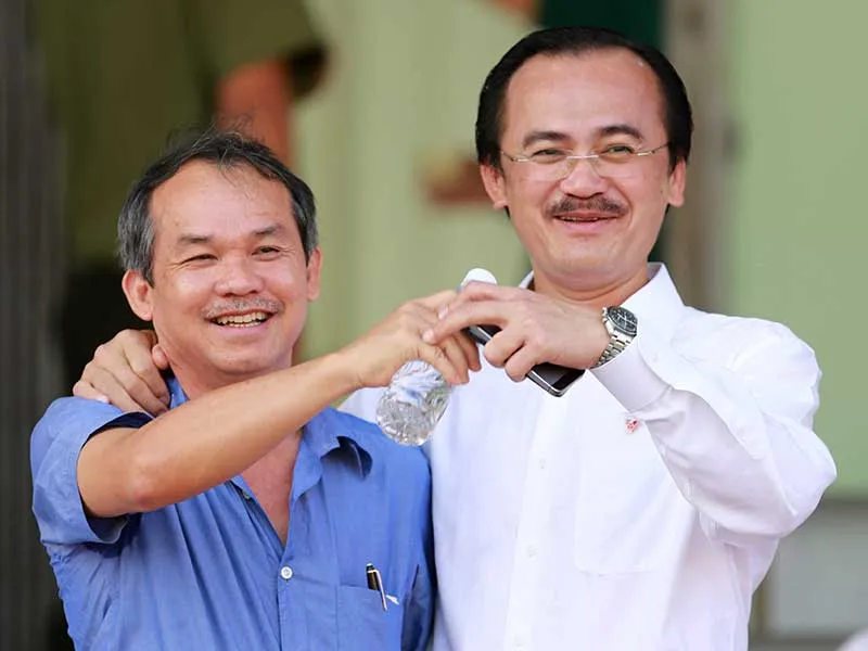 Bầu Đức và Bầu Thắng thảo luận về tương lai bóng đá Việt Nam, thể hiện triết lý quản lý khác biệt và đóng góp tâm huyết, bác bỏ định kiến bầu đức ko hiểu gì về bóng đá.