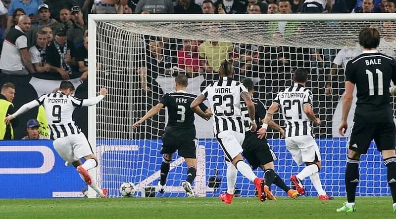 Siêu phẩm trong bóng đá là gì được minh họa qua khoảnh khắc Cristiano Ronaldo lập poker tại Real Madrid.