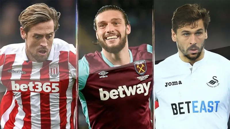 Tiền đạo làm tường chuyền bóng tinh tế cho đồng đội đang di chuyển vào vị trí thuận lợi