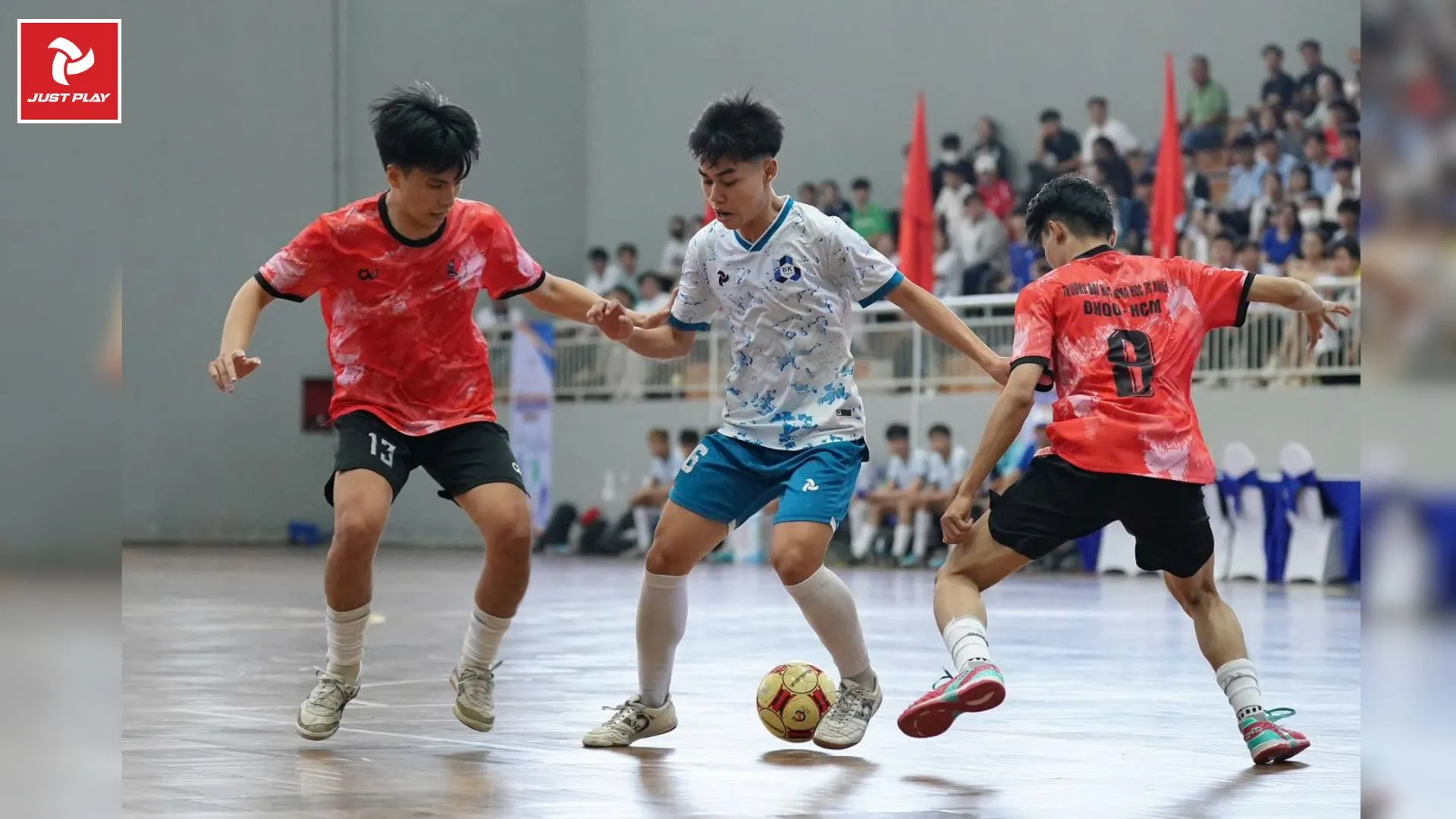 Sân bóng đá 5 người với các cầu thủ đang tranh tài, minh họa khái niệm bóng đá 5 người là gì và không khí thi đấu sôi nổi.