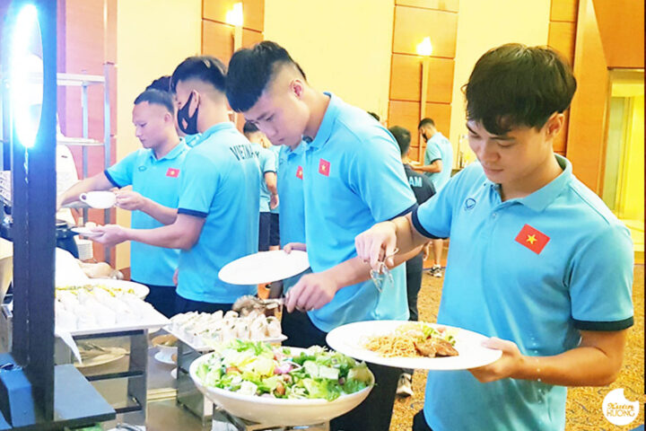 Cầu Thủ Bóng Đá Nên Ăn Gì Tối Ưu Hiệu Suất Thi Đấu Toàn Diện