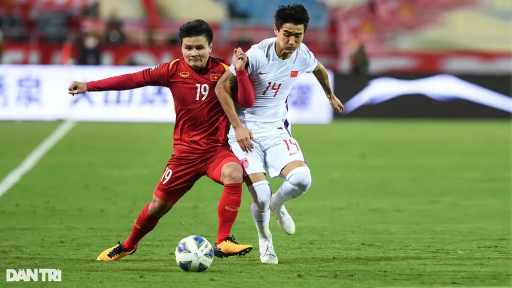 Pha tranh bóng quyết liệt giữa cầu thủ Việt Nam và Trung Quốc, phản ánh cường độ trận đấu.