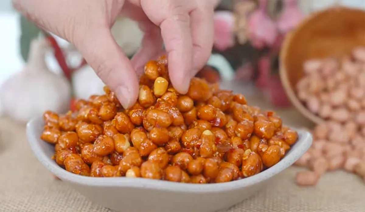 Đậu phộng cháy tỏi giòn thơm, món nhậu phổ biến khi xem bóng đá ăn nhậu gì