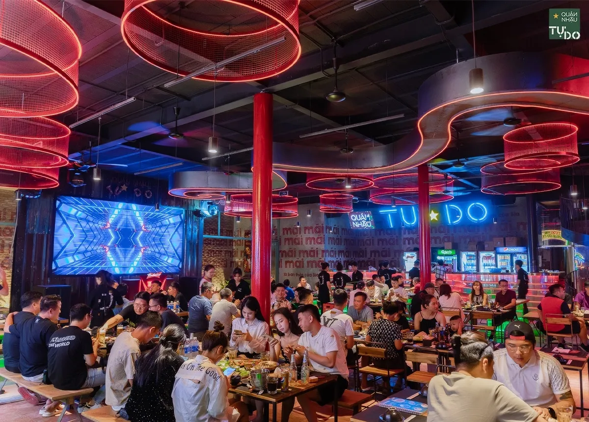 Màn hình LED lớn xem bóng đá, không gian lý tưởng khi xem bóng đá ăn nhậu gì