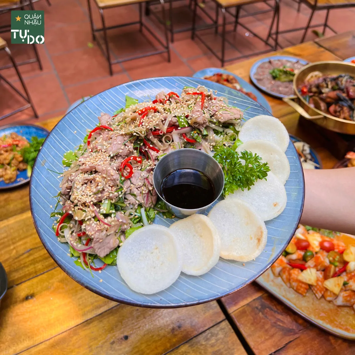 Đa dạng món ngon và bia lạnh, phục vụ nhu cầu xem bóng đá ăn nhậu gì