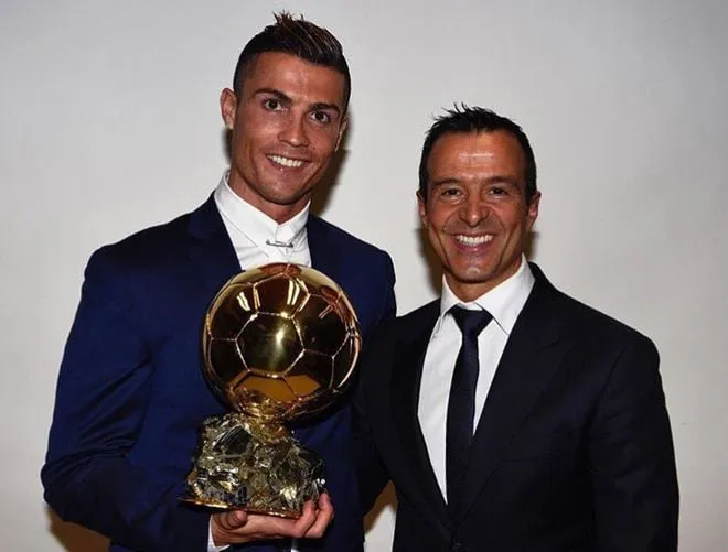 Jorge Mendes, siêu cò bóng đá quyền lực, bên cạnh Cristiano Ronaldo, minh chứng cho tầm ảnh hưởng trong các thương vụ chuyển nhượng lớn.