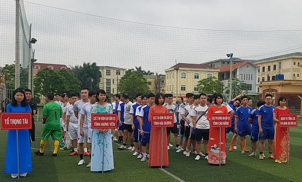 Các đội bóng tham gia Cúp Tứ Hùng tập trung trong lễ khai mạc, củng cố tình đoàn kết