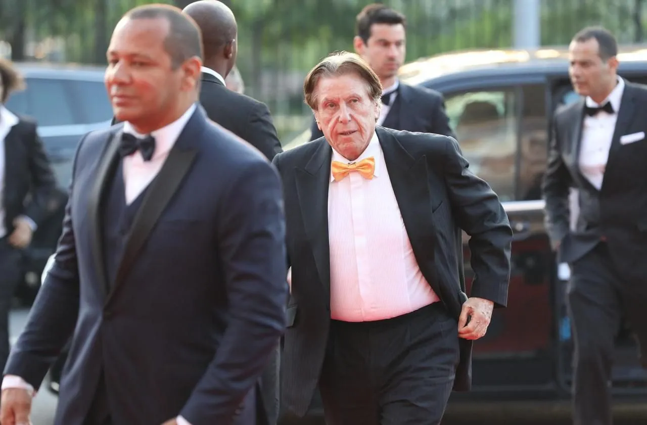 Pini Zahavi (đeo nơ màu vàng) cùng bố của Neymar, người đại diện thầm lặng nhưng đầy quyền lực trong vụ chuyển nhượng kỷ lục của Neymar.