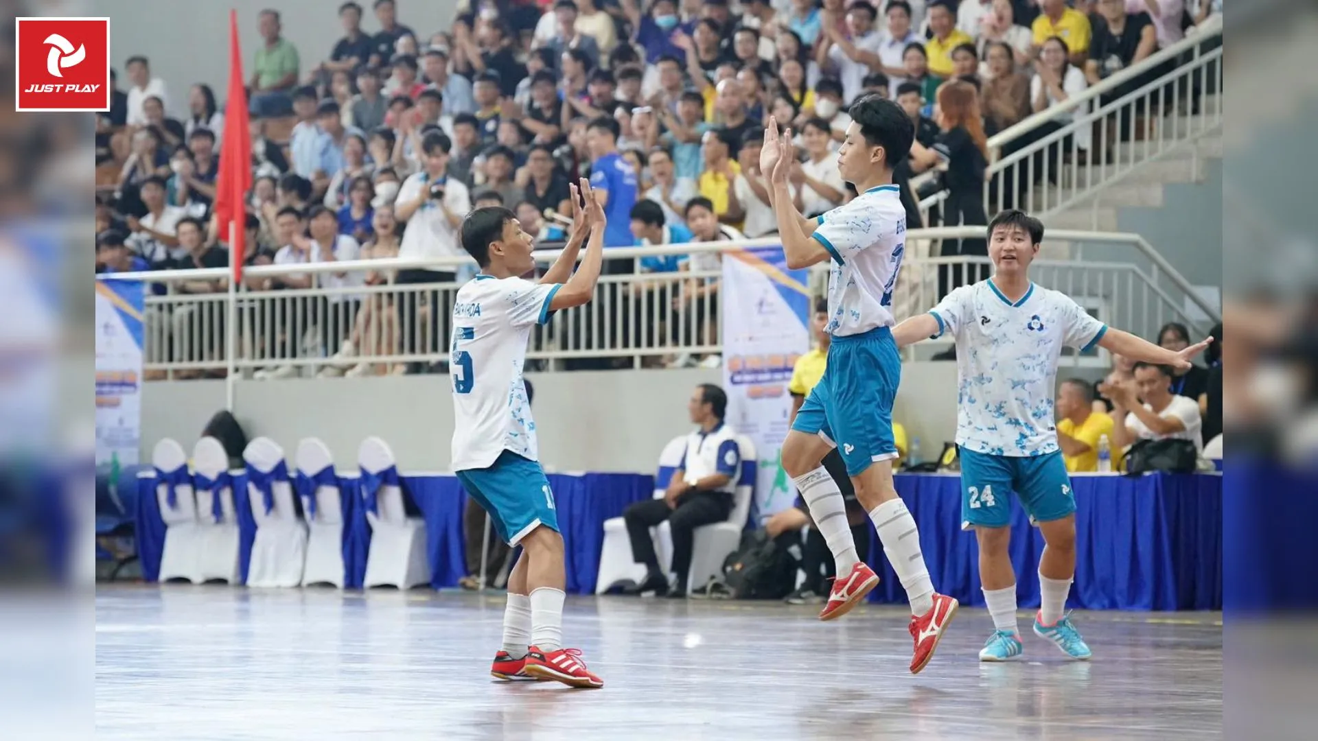 Cầu thủ phòng ngự (Fixo) trong trận đấu bóng đá 5 người đang thực hiện pha cắt bóng quyết đoán, thể hiện vai trò bảo vệ khung thành.