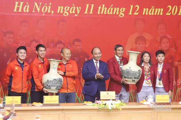 Thủ tướng Nguyễn Xuân Phúc vinh danh đội tuyển bóng đá Việt Nam, minh chứng cho sự phát triển của bóng đá Việt Nam đang đá giải gì trong khu vực.