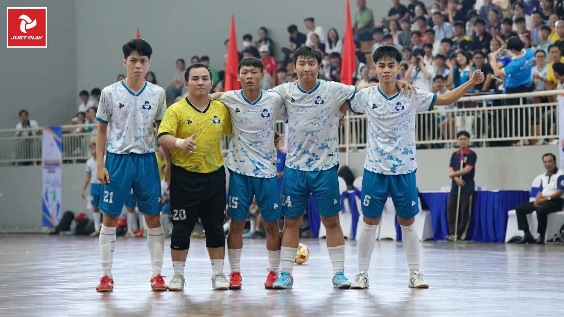 Tiền đạo (Pivot) trong bóng đá 5 người đang dứt điểm về phía khung thành đối phương, minh họa kỹ năng tấn công và ghi bàn.