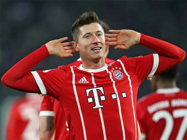 Hình ảnh Robert Lewandowski ăn mừng, người đã ghi năm bàn thắng trong chín phút