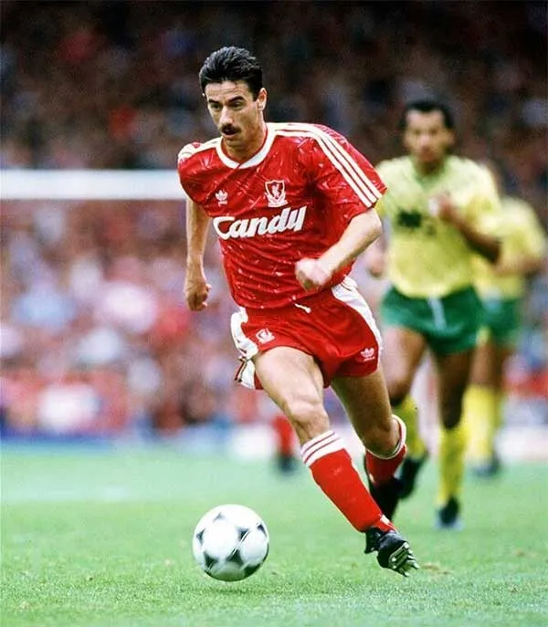 Hình ảnh Ian Rush đang thi đấu, ngôi sao của Liverpool đã ghi năm bàn thắng
