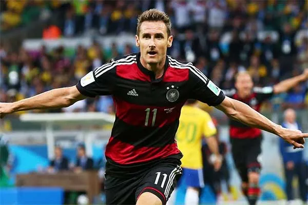 Hình ảnh Miroslav Klose, lão tướng đã ghi năm bàn thắng trong một trận đấu