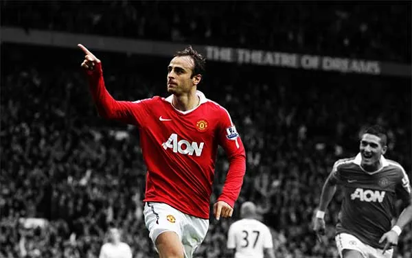 Hình ảnh Dimitar Berbatov trong màu áo Manchester United, người đã ghi năm bàn thắng