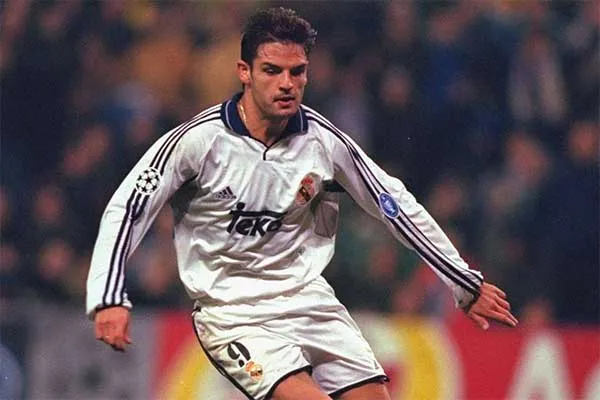 Hình ảnh Fernando Morientes ăn mừng bàn thắng, ngôi sao của Real Madrid với năm bàn thắng