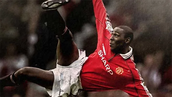 Hình ảnh Andy Cole ăn mừng bàn thắng, người đã ghi năm bàn ở mùa giải đầu tiên cho Man Utd