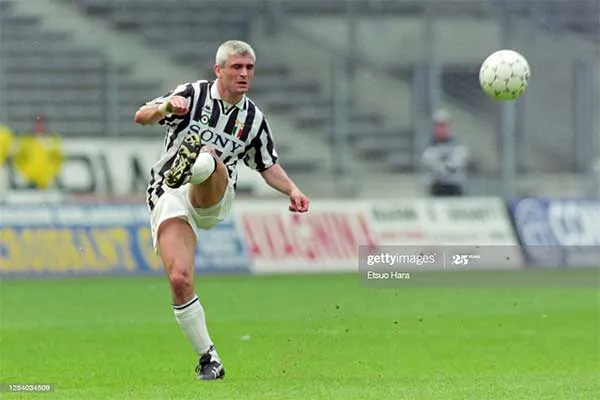 Hình ảnh Fabrizio Ravanelli, cựu danh thủ đã ghi năm bàn trong một trận đấu tại UEFA Cup