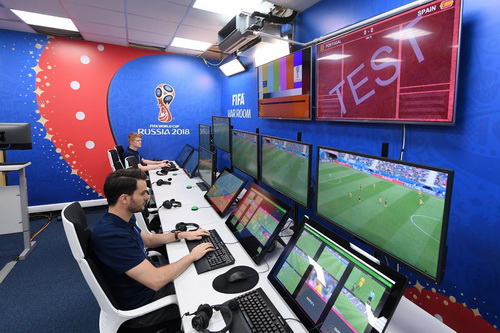 Công Nghệ VA Trong Bóng Đá Là Gì? Giải Pháp Nâng Tầm Công Bằng Trận Đấu