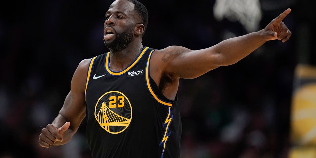 Cầu Thủ Bóng Đá Trong Tiếng Anh Là Gì: Từ Vựng Chuyên Sâu Về Vua Sân Cỏ