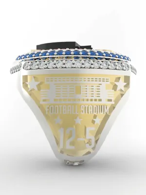 Mặt phải nhẫn vô địch bóng đá Mỹ khắc hình sân vận động và tỷ số trận đấu lịch sử