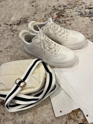 Giày Đá Bóng Trong Tiếng Anh Là Gì: Giải Mã Từ Ngữ Chuyên Sâu