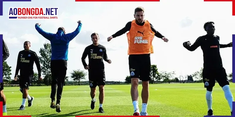 Cầu thủ thực hiện bài tập chuyền bóng và giữ bóng trong không gian hẹp, minh họa cách tập luyện khả năng giữ bóng.