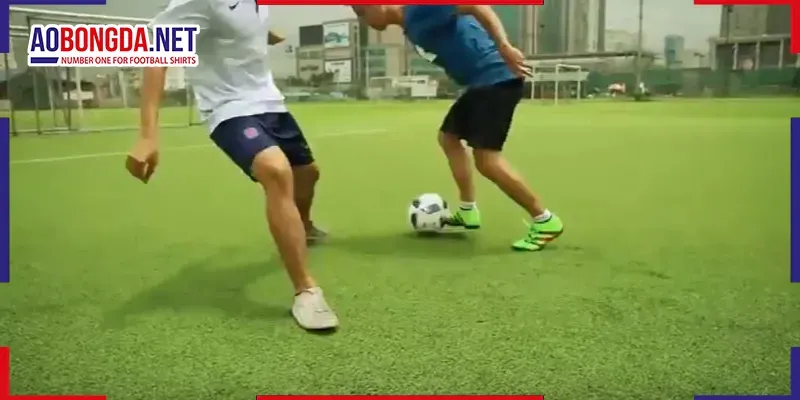 Huấn luyện viên hướng dẫn kỹ thuật giữ bóng cho cầu thủ trẻ, nhấn mạnh tầm quan trọng của việc học cách tập luyện khả năng giữ bóng.