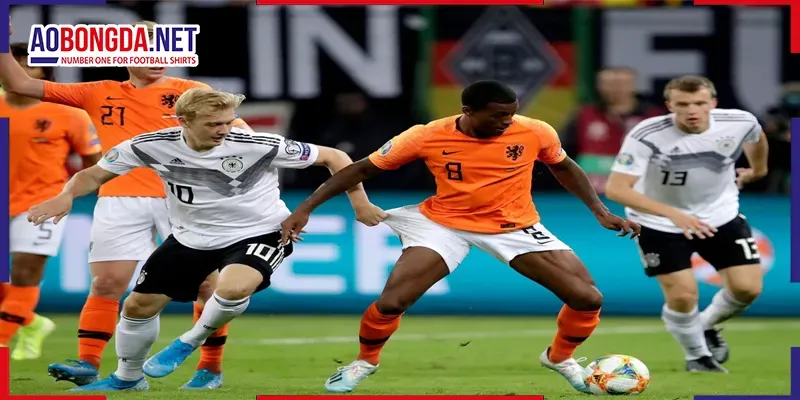 Hình ảnh cầu thủ chuyên nghiệp kiểm soát bóng bằng chân, thể hiện kỹ năng kiểm soát bóng dưới áp lực trong không gian hẹp.