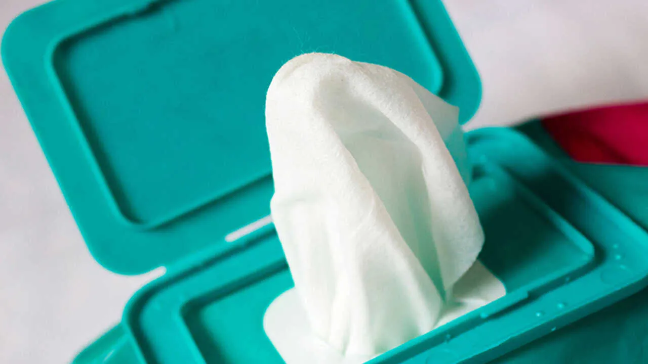 Bịch giấy ướt tiện lợi cho việc vệ sinh nhanh chóng sau khi nên mang gì khi đi đá bóng