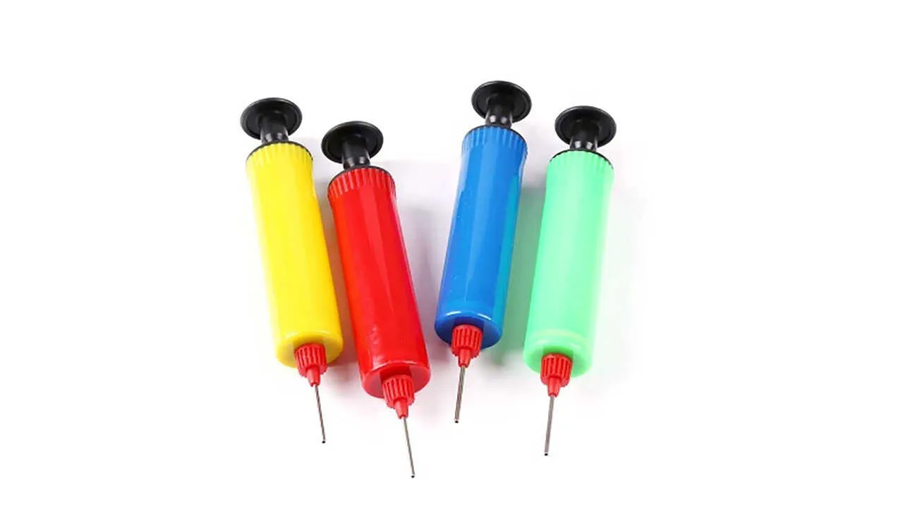 Bơm bóng đá cầm tay là phụ kiện tiện lợi nên mang gì khi đi đá bóng