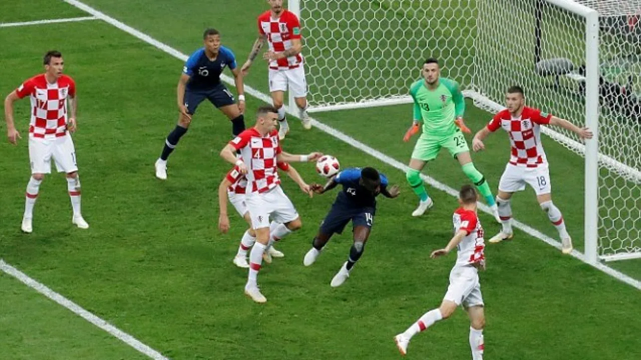 Trọng tài xác định lỗi manh tay trong bóng đá là gì qua tư thế cầu thủ