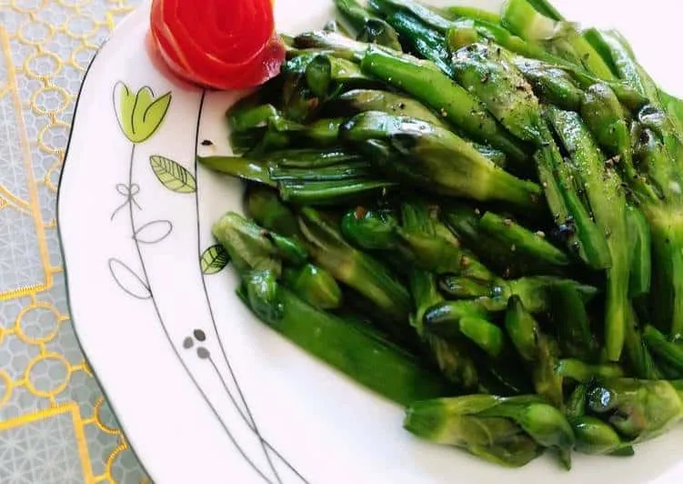 Bông kèo nèo xào tỏi vàng ươm, món ăn dân dã đậm đà hương vị.