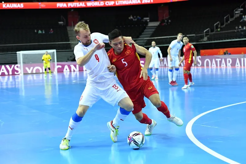 Đội tuyển bóng đá futsal Việt Nam thi đấu, minh họa sự phát triển của futsal