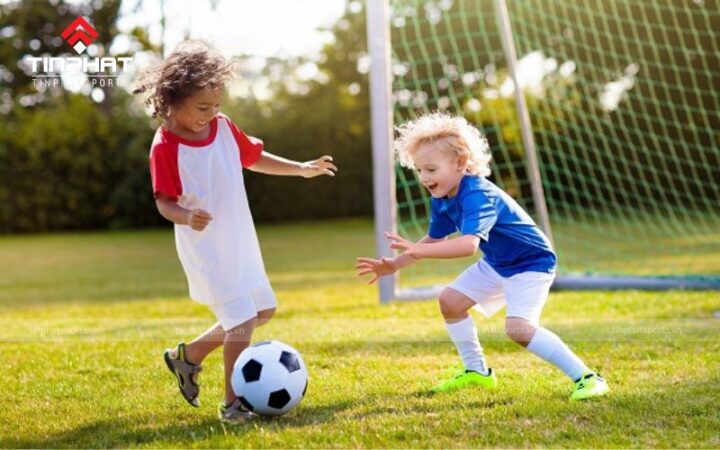 Lựa chọn quả bóng đá có size phù hợp cho trẻ khi tập luyện